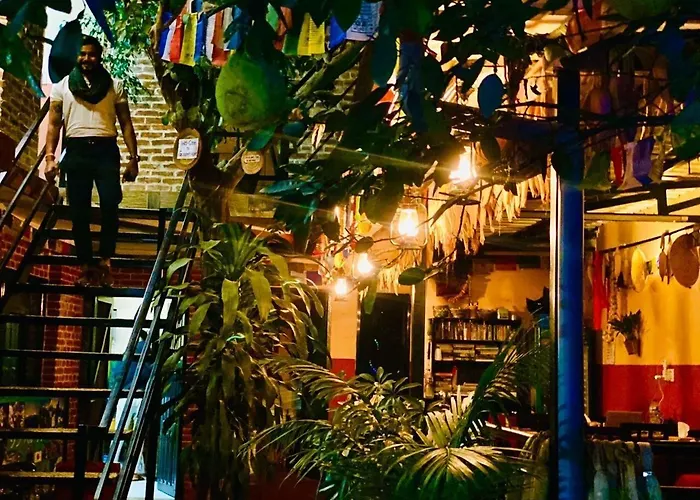 Gurung's Couette-café 3*